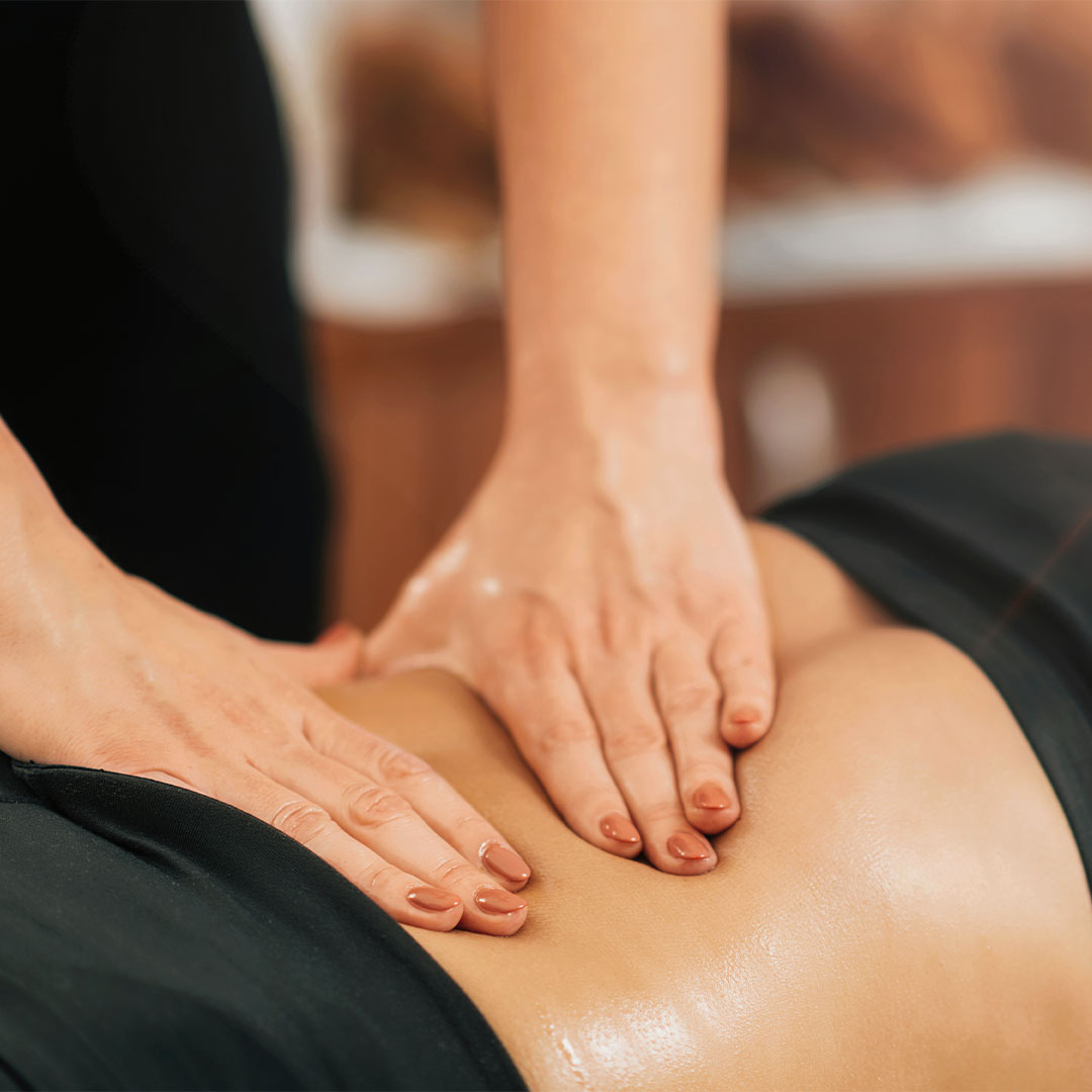 Pratique du massage detoxifiant pour le ventre au studio bien-être La Source Naturopathe à Tours