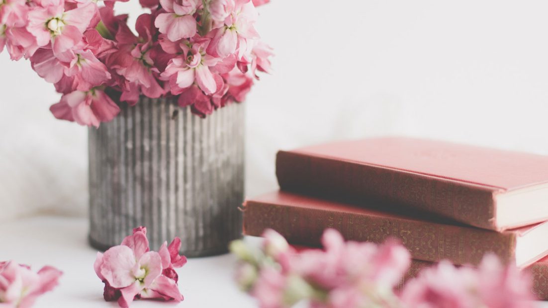 Des fleurs et des livres roses pour ne pas faire de supposition selon les 4 accords Toltèques