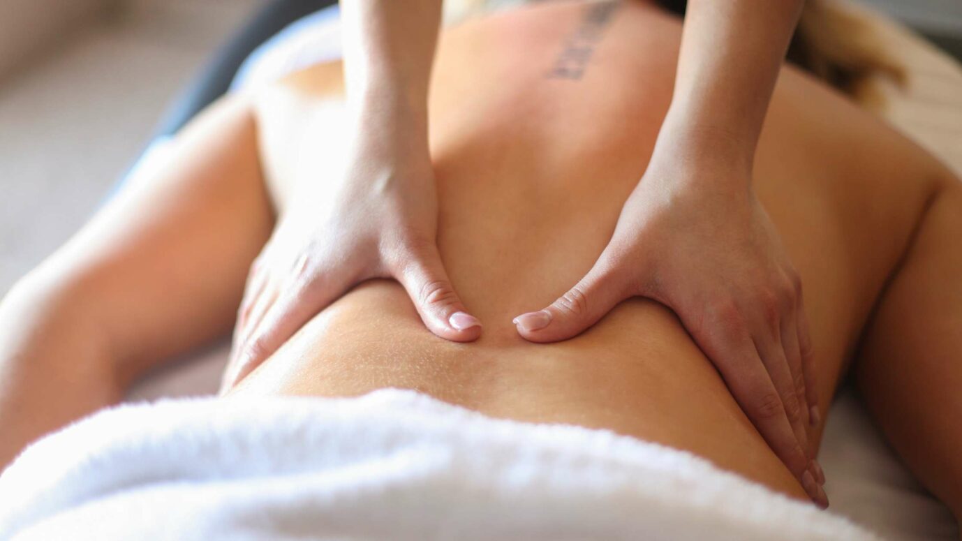Massage relaxant du dos pour vaincre le stress