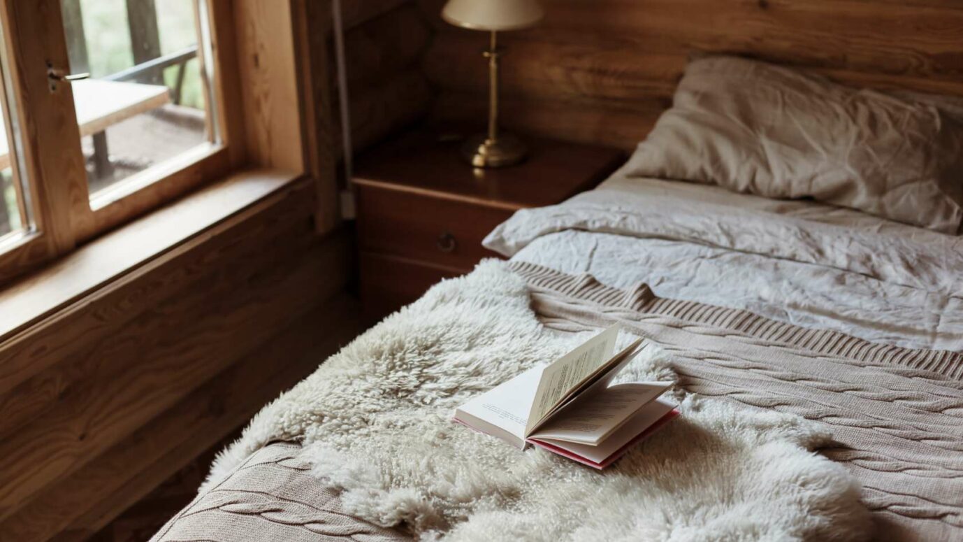 Livre sur un livre cozy en plein hiver